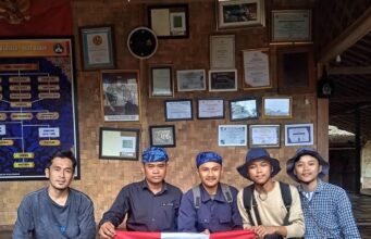 Jajaran pengurus DPK GMNI Komisariat STISIP Banten Raya bersama Jaro Saidja dan Tokoh Pemuda Adat Baduy Kang Sardi, pada Kamis (09/01/2025).