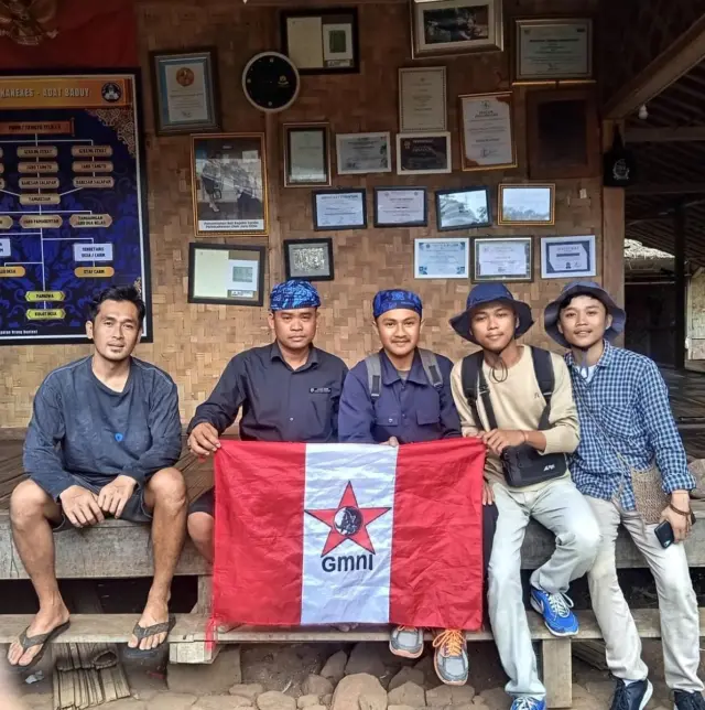 Jajaran pengurus DPK GMNI Komisariat STISIP Banten Raya bersama Jaro Saidja dan Tokoh Pemuda Adat Baduy Kang Sardi, pada Kamis (09/01/2025).