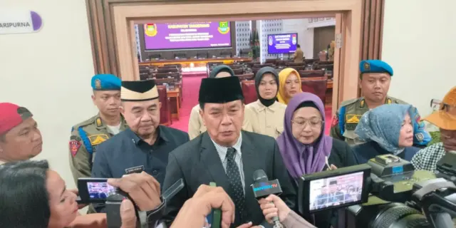 Maesyal Rasyied yang didampingi Intan, usai menghadiri rapat paripurna DPRD,Foto (Istimewa)