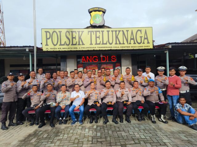 Foto, bersama Kapolsek, Anggota Polsek Teluknaga WakaPolsek, para Kanit, dan Seluruh personil lainnya,