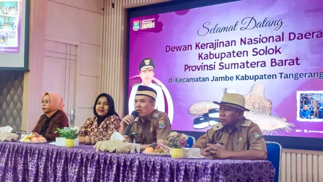 Camat Jambe Chaidir menyambut kunjungan kerja tersebut di Aula di Kecamatan Jambe,Foto.(Istimewa)