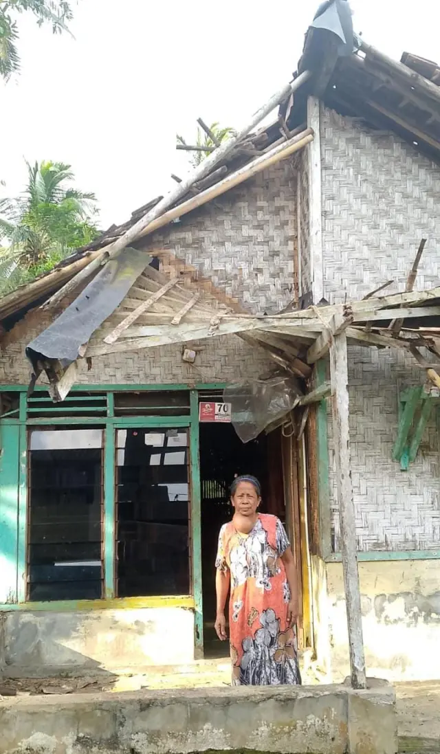 Ibu Rati (65 tahun) warga Kp. Sukamulya, Desa Sukamanah, Kecamatan Malingping, Lebak saat rumahnya roboh karena cuaca ekstrim, pada Minggu (09/02/2025).