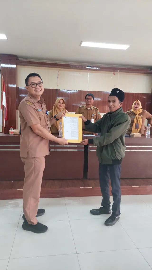 Ali Rohmadin mendapatkan penghargaan dari Dinas Koperasi Provinsi Banten, pada Selasa (11/02/2025).