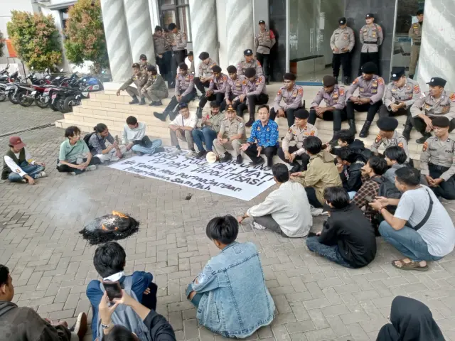 BEM STISIP Banten Raya Aksi Jilid II Desak Kebijakan Pengelolaan Sampah, pada Senin (17/02/2025).