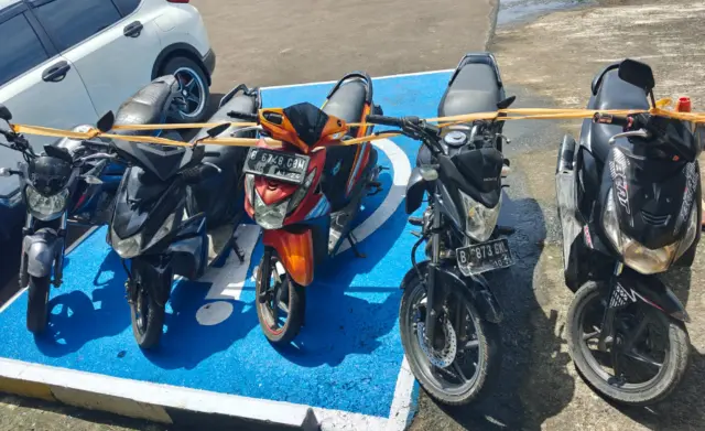 Empat motor merek lainnya. Yakni Merk Yamaha Vixion, Honda Verza, Yamaha Mio M3 dan Honda Beat hitam, Foto. (Istimewa)