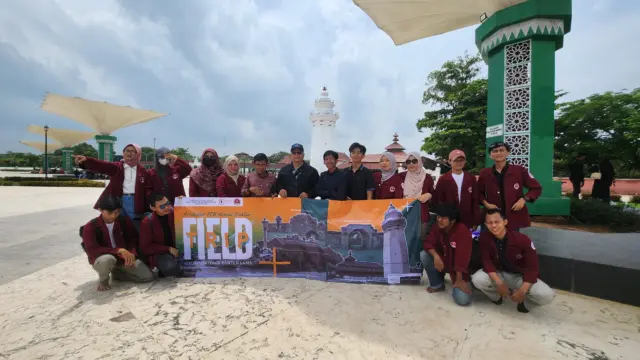 Mahasiswa Arsitektur Institut Teknologi dan Bisnis Ahmad Dahlan Jakarta berfoto bersama Di Area Masjid Agung Banten