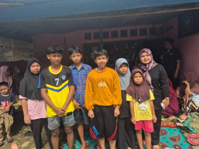 Tika Kartika Sari Anggota DPRD Lebak Fraksi PDI Perjuangan berbagi kebaikan bersama anak yatim dan masyarakat di Bulan Ramadhan 1446 H pada Sabtu (01/03/2025).