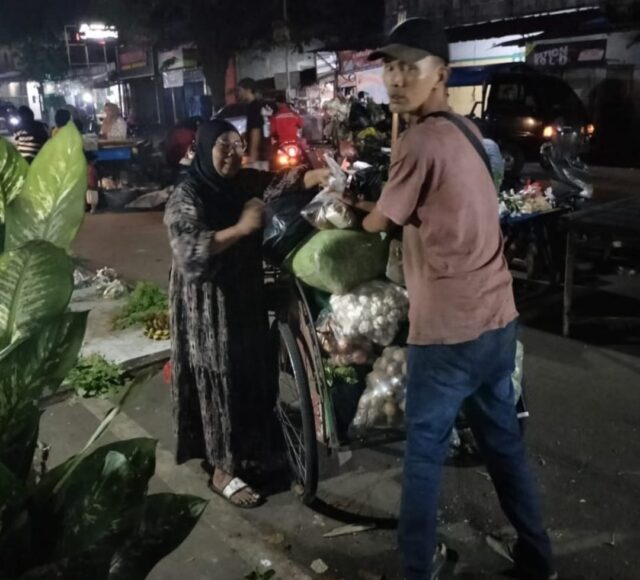 Organisasi Kawal sahur on the road, bagikan paket sahur gratis ke masyarakat Kota Rangkasbitung, pada Selasa (11/03/2025).